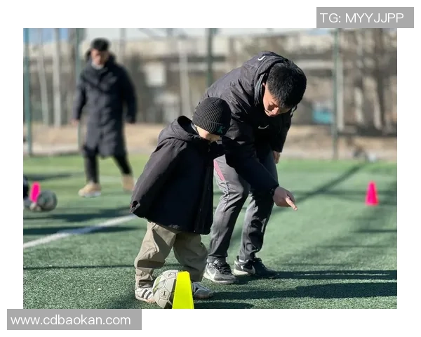 百锐足球鞋助力球场表现提升让每一次奔跑都充满自信与激情